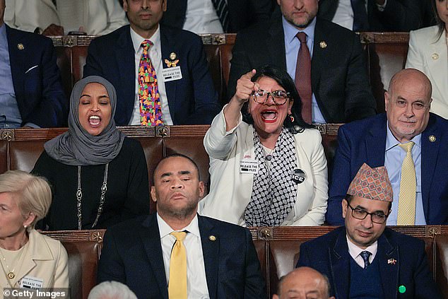 REVELADO: Los insultos racistas de Rashida Tlaib mientras los republicanos la inundan con el mantra estadounidense