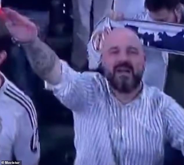 Un aficionado del Real Madrid expulsado del Bernabéu por ‘hacer el saludo nazi’ en el inicio del partido de vuelta de la Liga de Campeones contra el Benfica