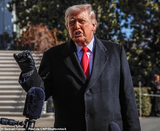 El FBI ‘despide’ al menos a 10 agentes vinculados a la investigación de documentos clasificados de Mar-a-Lago contra Trump