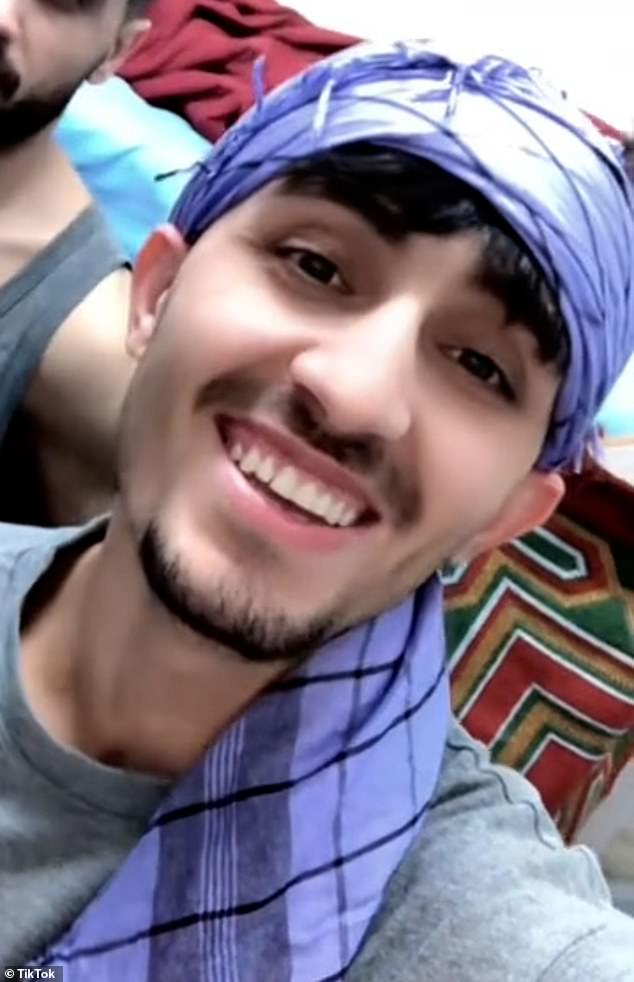 El ‘contrabandista de migrantes’ afgano se ríe y se relaja en su celda viendo trato o no trato en videos descarados de TikTok