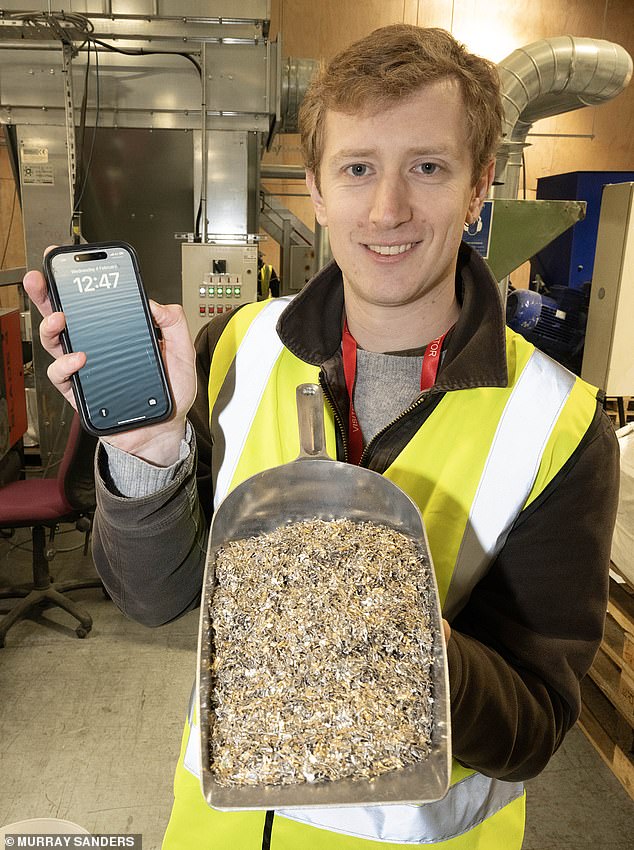 Una mina de oro en los suburbios de Suffolk: Fred Kelly visita a los científicos que encontraron una manera de ganar millones con placas de circuitos de los años 60 y sus viejos teléfonos móviles