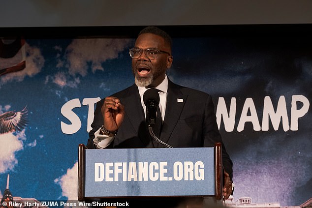 Cuando se le preguntó si DC había sido financiado por los contribuyentes para asistir a una protesta contra Trump, el alcalde de Chicago dio una respuesta ensalada de palabras.