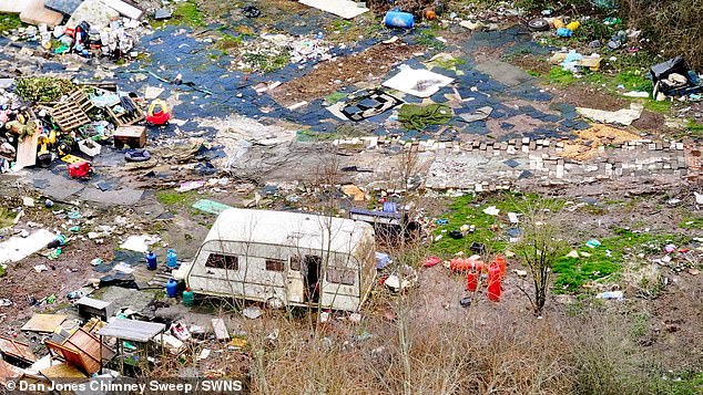 Los peregrinos abandonan la “zona de guerra”: basura, pañales sucios y una caravana quemada quedan atrás después de que el ayuntamiento los desalojara de un lugar ilegal