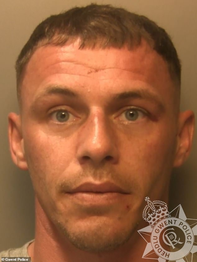 Conductor cobarde ebrio que dejó a una mujer moribunda en su auto volcado después de chocar al doble del límite de velocidad condenado a 11 años de cárcel