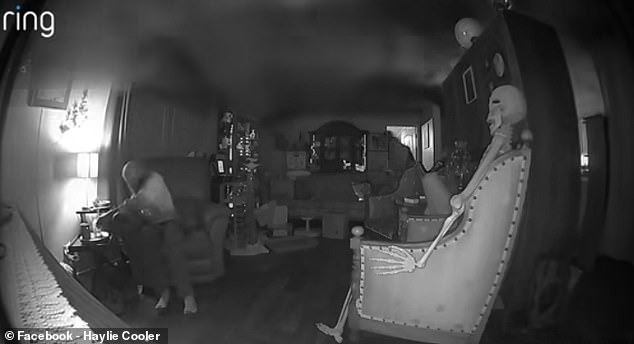 Un momento inquietante con un esqueleto sentado en una silla mientras la casa se incendia, llenando sus habitaciones de humo negro.