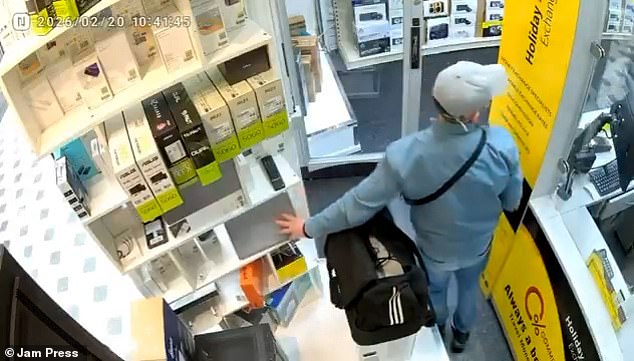 El ladrón que robó la computadora portátil en el último momento distrajo al personal tratando de vender la vieja.