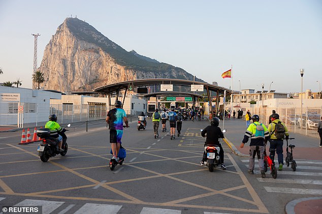 La nueva traición laborista del Brexit: Furia ante la entrega de las fronteras de Gibraltar a la UE… Madrid se da derecho a bloquear a los viajeros del Reino Unido