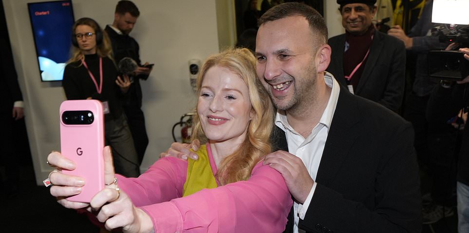 Nigel Farage reivindica la aplastante victoria de los Verdes en las elecciones parciales de Gorton y Denton como una “victoria amañada”: actualizaciones en vivo y reacción