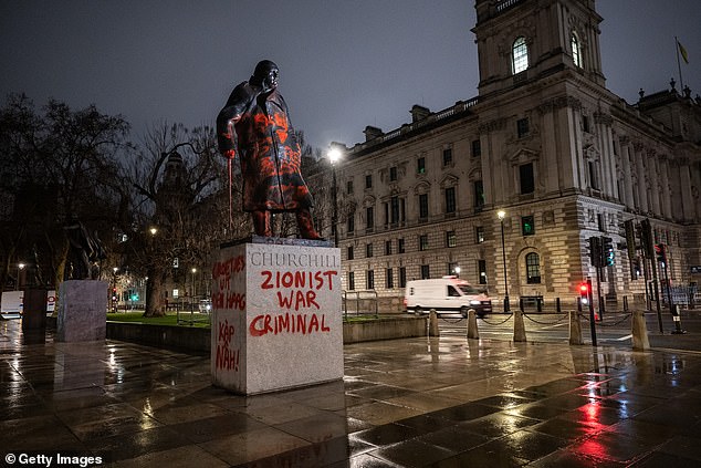 Activistas pro palestinos destrozan la estatua de Winston Churchill con lemas de “criminal de guerra sionista”