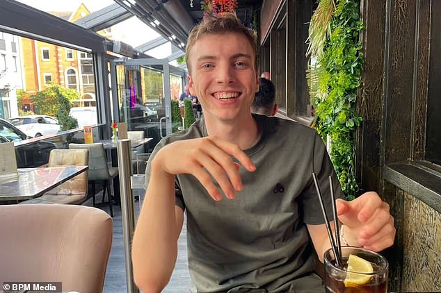 Un oficial de policía en prácticas, de 23 años, se suicidó estrellándose contra un árbol a casi 100 mph después de dejar una nota, se investiga la investigación.