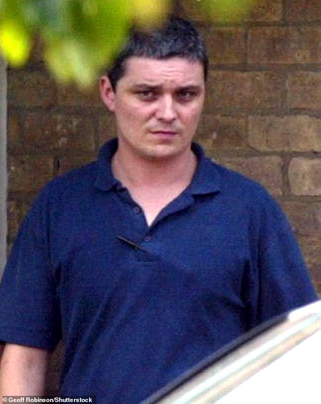 El asesino de niños Ian Huntley ‘podría estar muerto pronto’ después del ataque con un poste de metal en la prisión, pero si vive ‘tendrá daño cerebral y quedará ciego’
