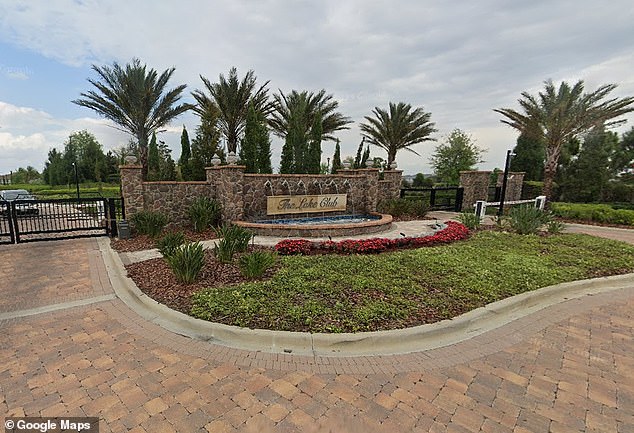 Una mujer y dos niños fueron encontrados muertos en una mansión de un millón de dólares en una comunidad cerrada de Florida.