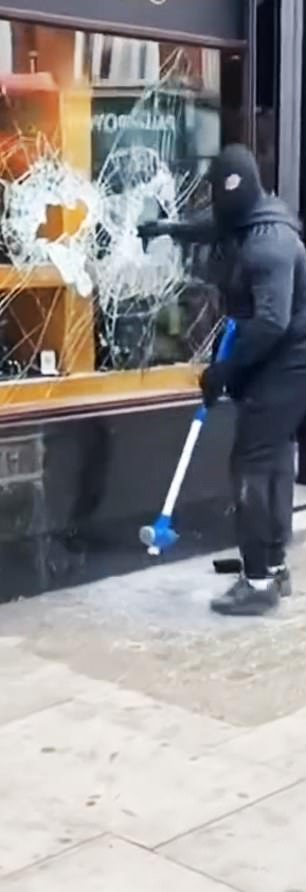 Una banda que robó casi 150.000 libras esterlinas en joyas, relojes, dinero en efectivo y pinturas se enfrenta a la cárcel en un alboroto de cuatro meses.