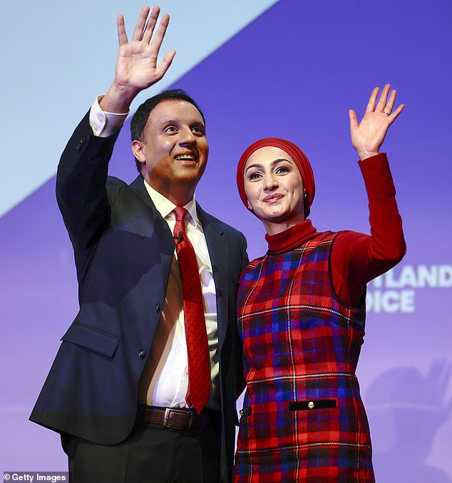 Tápense la nariz y voten por los laboristas… Anas Sarwar está desesperado por conseguir votantes