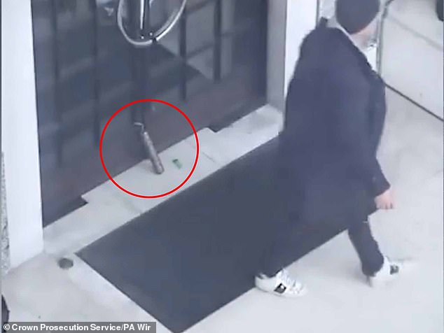 El momento en que un solicitante de asilo fallido genera pánico al dejar un cartucho de dinamita falso afuera de la sede del MI5