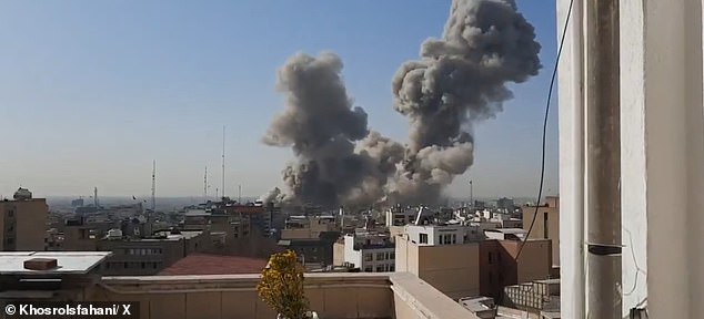 Momento en el que las mujeres se ríen cuando el complejo del Líder Supremo de Irán en Teherán es atacado: el destino de Jamenei sigue sin estar claro