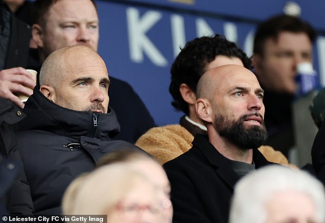 Enzo Maresca es visto por primera vez desde el despido del Chelsea mientras el técnico observa a su antiguo equipo, el Leicester, desde el palco de directores.