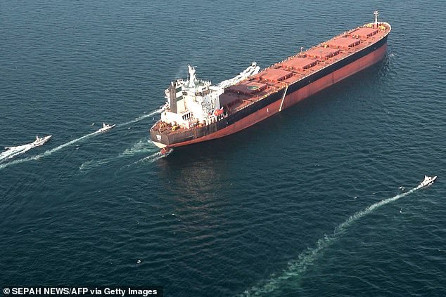 Irán saca provecho del alto el fuego: el régimen busca embolsarse un peaje de 1 millón de dólares por cada barco que pase por el Estrecho de Ormuz como parte de la tregua