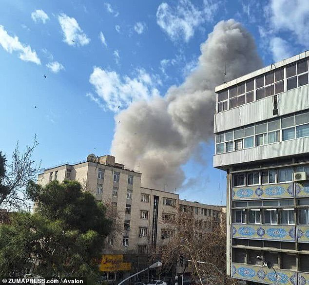 Mensajes explosivos filtrados desde el interior de Irán hacen que el régimen se sienta apopléjico de furia… pero nuevos vídeos pintan un panorama aún más oscuro: Elina Shirazi