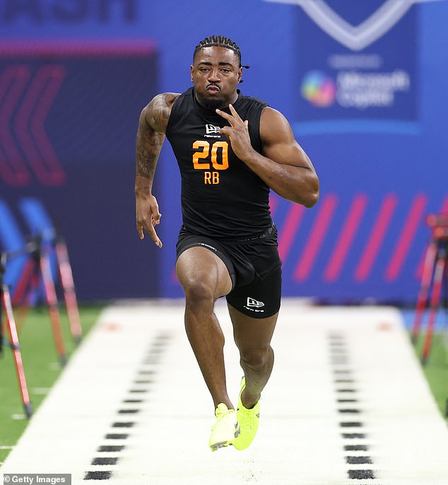 El prospecto del draft de la NFL, Mike Washington Jr., llora después de la brillante actuación del combinado.