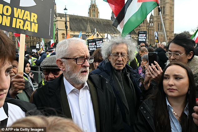 Jeremy Corbyn se une a cientos de manifestantes pro-Irán en Londres sosteniendo pancartas de ayatolá y exigiendo el fin de las “guerras Trump”