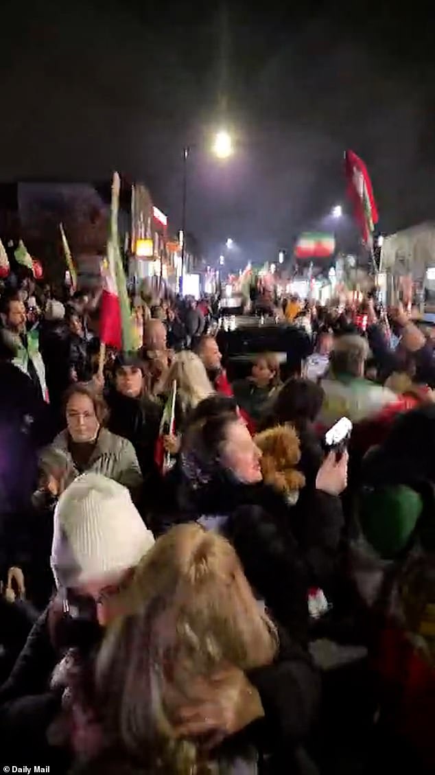 Una calle de Londres quedó paralizada mientras los juerguistas tocaban música, ofrecían rosas y ondeaban banderas iraníes para conmemorar la muerte del ayatolá Ali Jamenei.