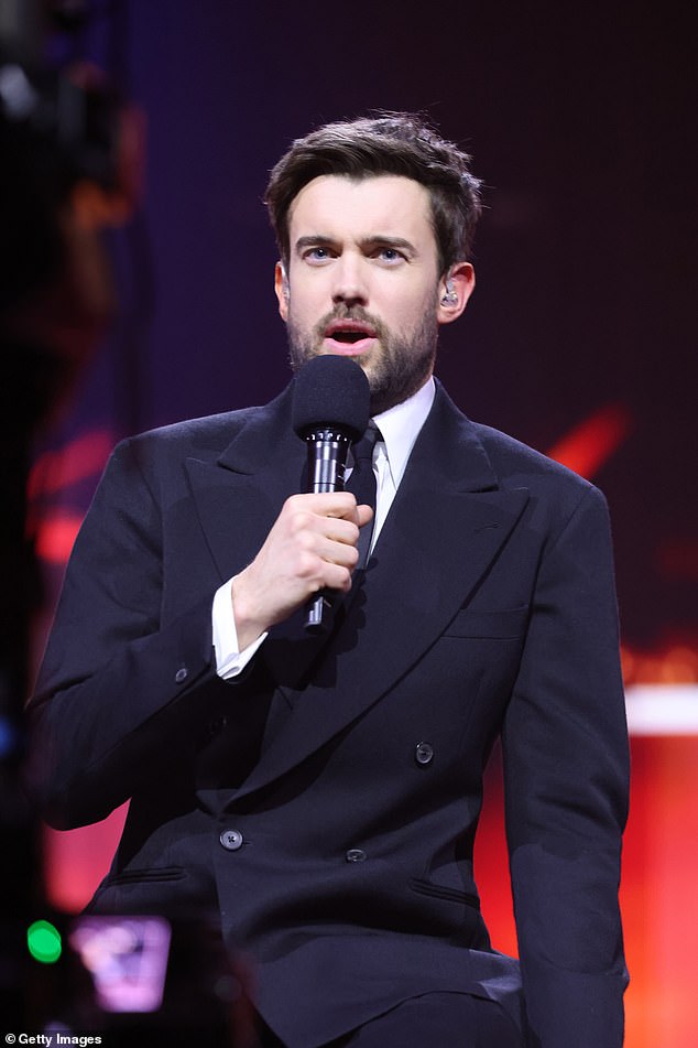 El presentador británico Jack Whitehall ha sido criticado por golpear a Manchester, con los espectadores hartos de su ‘doloroso truco de chico elegante’ y rogando al presentador que cambie el próximo año.