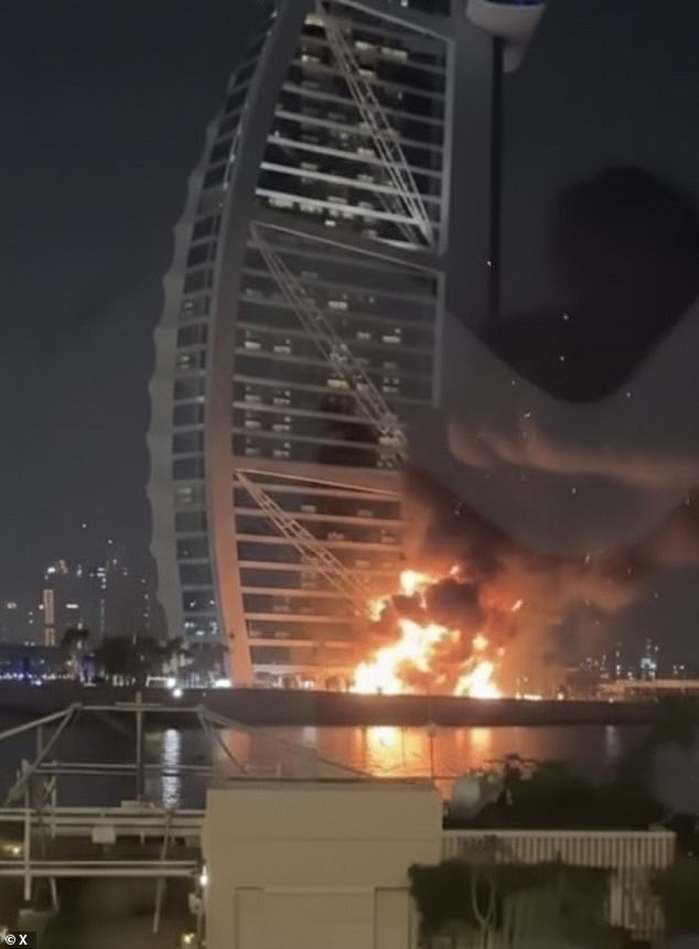 Británicos aterrorizados atrapados en fuego cruzado mientras los mulás lanzan bombardeos suicidas con drones en centros turísticos de Dubai