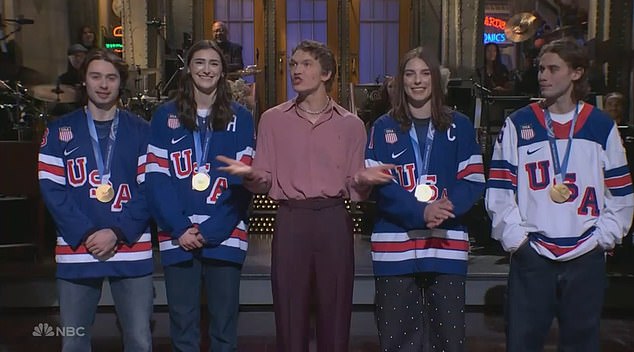 Las estrellas del hockey estadounidense se burlan de Donald Trump por la indignación de los Juegos Olímpicos de Invierno en un monólogo de SNL con Connor Storrie