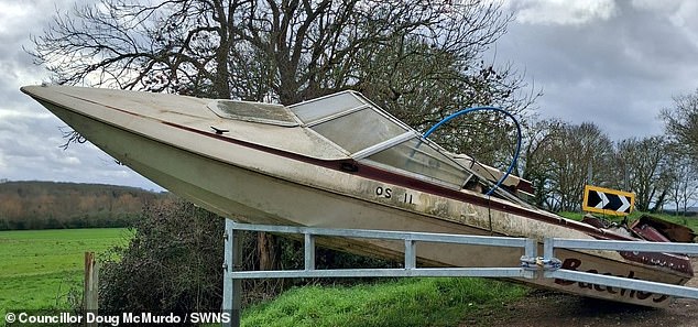 Indignación después de que volcadores abandonaran una lancha rápida entera en un bello paraje rural a más de 50 millas del mar