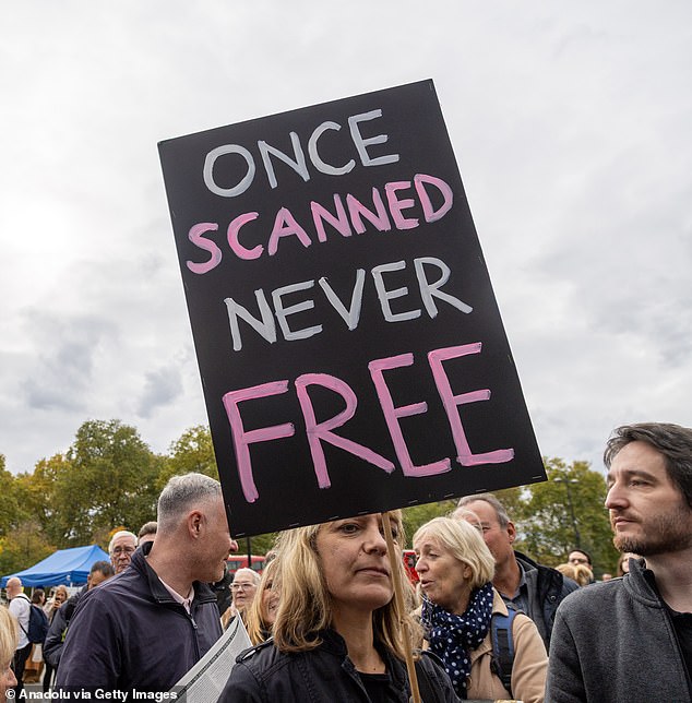 Sir Keir Starmer planea hacer la última ‘capitulación’ ante Bruselas sobre el uso de documentos de identidad digitales, mientras se publicaba silenciosamente una encuesta encargada por los laboristas, instando a los ministros a encadenar al Reino Unido al libro de reglas de la Unión Europea.