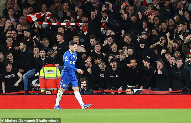 Los fanáticos del Chelsea están hartos del estúpido autosabotaje que descarriló su temporada después de que una NOVENA tarjeta roja una vez más resultó costosa en el Arsenal; no es de extrañar que Pedro Neto recibiera una lluvia de maldiciones, escribe KIERAN GILL