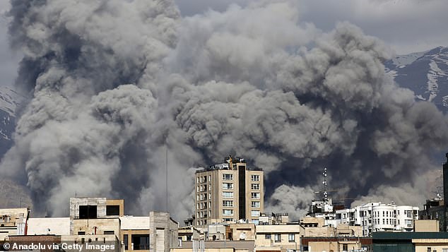 El Reino Unido elabora un plan de rescate terrestre para 94.000 británicos varados en los estados del Golfo: los ministros se preparan para una evacuación masiva de turistas y expatriados a través de Arabia Saudita mientras el primer ministro permite que las tropas estadounidenses utilicen bases británicas para lanzar ataques contra Irán.