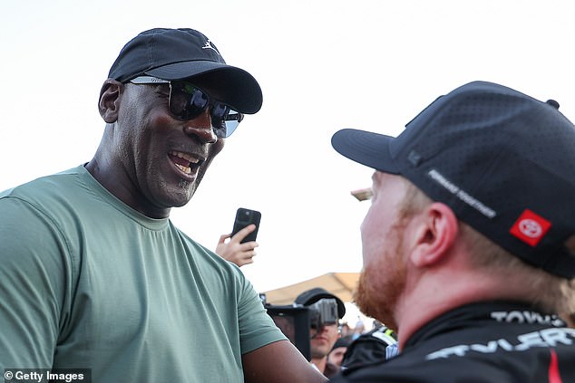 Michael Jordan bromea diciendo que “simplemente dejó el dinero” después de la victoria récord de su equipo de NASCAR en Texas.