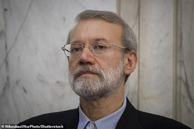 Un partidario leal a Jamenei desafiante critica las “fantasías delirantes” de Trump: advierte a EE.UU. “no negociaremos”