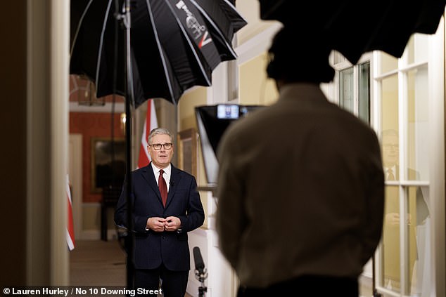 Un Stormer “débil” se enfrenta a una crisis laborista y exige una votación en la Cámara de los Comunes después del “cambio de sentido” de Trump para lanzar ataques “defensivos” contra Irán desde bases militares británicas.