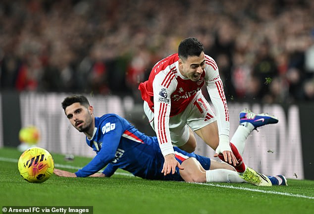 Toda la cultura del Chelsea alimenta su arrogancia e indisciplina. Le dan un brazalete al jugador que cantó una canción racista, y su central tiene 50 puntos en su licencia… no es de extrañar que esta lluvia de jugadores elegibles reciba tantas tarjetas rojas.