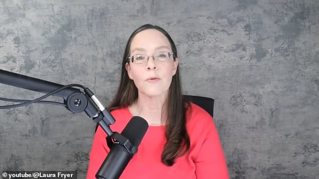 La única mujer ejecutiva de Xbox dice que fue despedida después de negarse a usar una bata de baño que un colega le regaló en una habitación de hotel durante una conferencia de trabajo