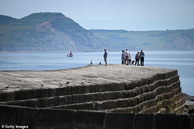 Un pensionista murió delante de su mujer tras caer al mar desde el muro del puerto