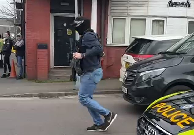 La policía armada arresta a un hombre de 32 años después de que otro hombre apuñalara a una mujer afuera de una escuela primaria en Birmingham