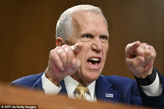 Ataque a la senadora republicana Christy Noem por las medidas enérgicas contra la inmigración: “Es un desastre… dimitir”