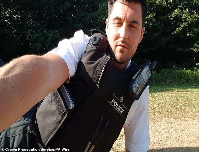 Un oficial de policía se tumbó al sol y se tomó selfies mientras estaba de servicio, un adolescente fue asesinado a puñaladas en la escena de la investigación del asesinato, escuchó el jurado