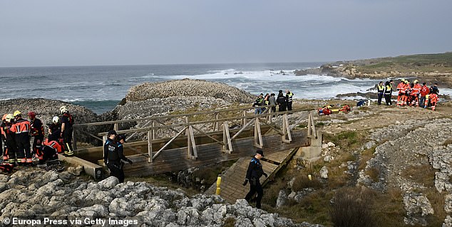 Un puente peatonal se desplomó en una playa de España, matando a cinco y dejando dos desaparecidos