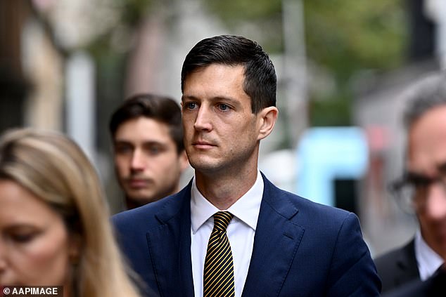 La excusa de un político después de que un niño acusado de violación fuera llevado a un ‘baño sucio y escondido de un aparcamiento’