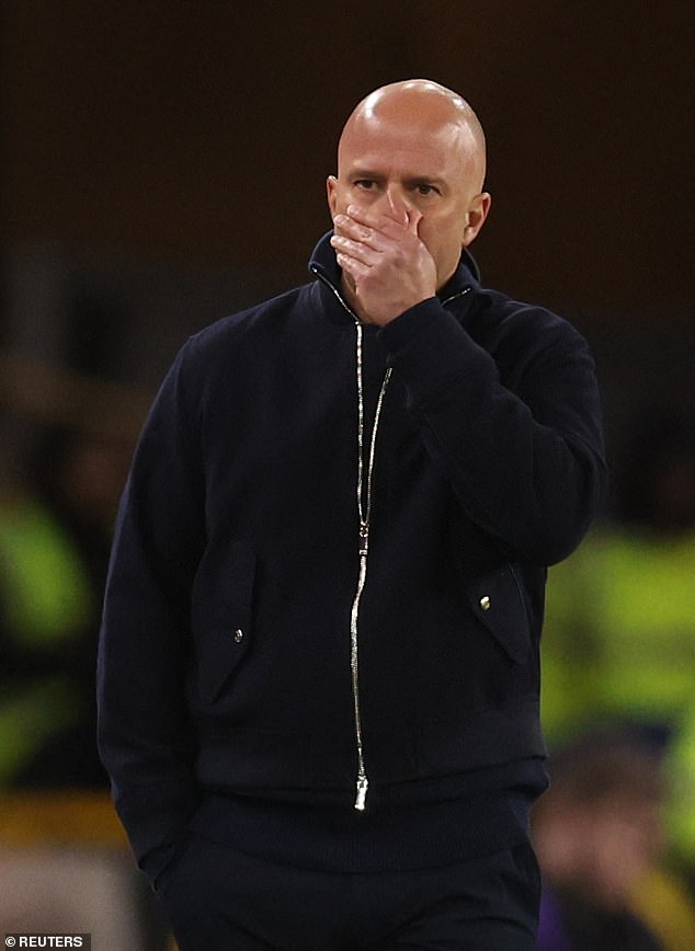 Arne Slot lamenta “otro fracaso” después de que el Liverpool perdiera terreno en la carrera por la Liga de Campeones tras la derrota ante los Wolves, mientras que el capitán Virgil van Dijk critica su actuación “descuidada” y “predecible”