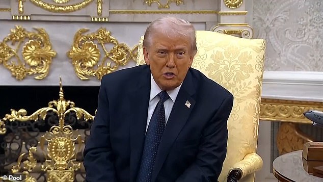 Stormer saca lo ‘grande’ de Gran Bretaña: Primer Ministro ‘estratégicamente analfabeto’ que se burla de Trump diciendo que ‘no es Churchill’… ‘Deambulando en la tumba de Nelson’ mientras la flotilla naval varada en el puerto después del ataque a la base británica