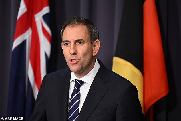 Jim Chalmers descarta recortes en los impuestos especiales sobre el combustible en medio de temores de que el conflicto en Oriente Medio pueda elevar los precios de la gasolina a 3 dólares el litro en Australia.