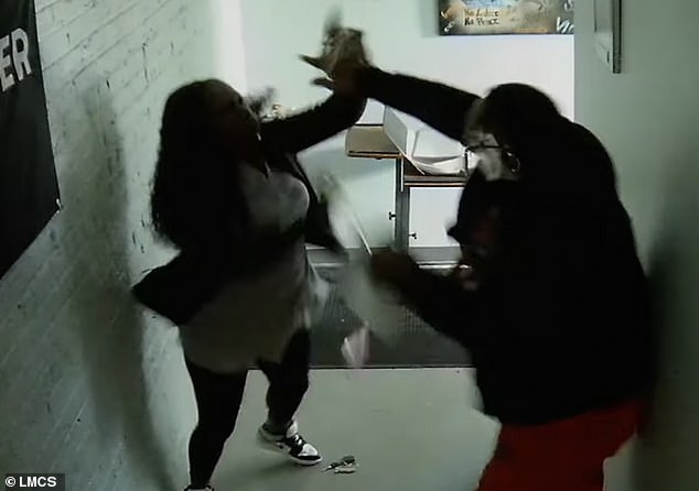 El fundador de Black Lives Matter en Illinois quedó atrapado en un altercado con una trabajadora acusada de malversación de dinero.