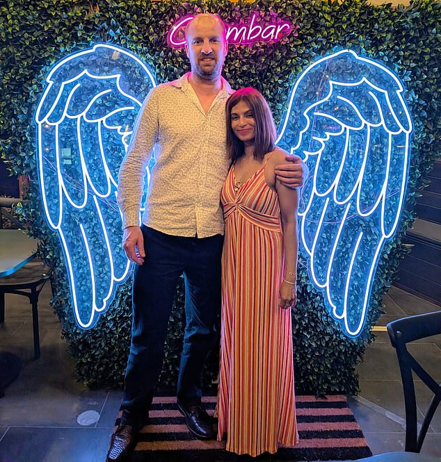 Hernes Oak: Una escena aterradora dentro de una aterradora casa de ‘asesinato-suicidio’ a la sombra de Haunted Hills, después de que una tragedia brutal sacude una pequeña ciudad rural.