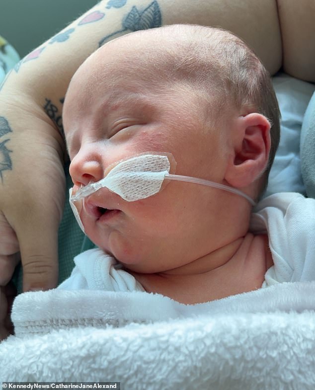 Recién nacido pasa meses en agonía después de haber sido alimentado, sin saberlo, con tres fórmulas para bebés “tóxicas”